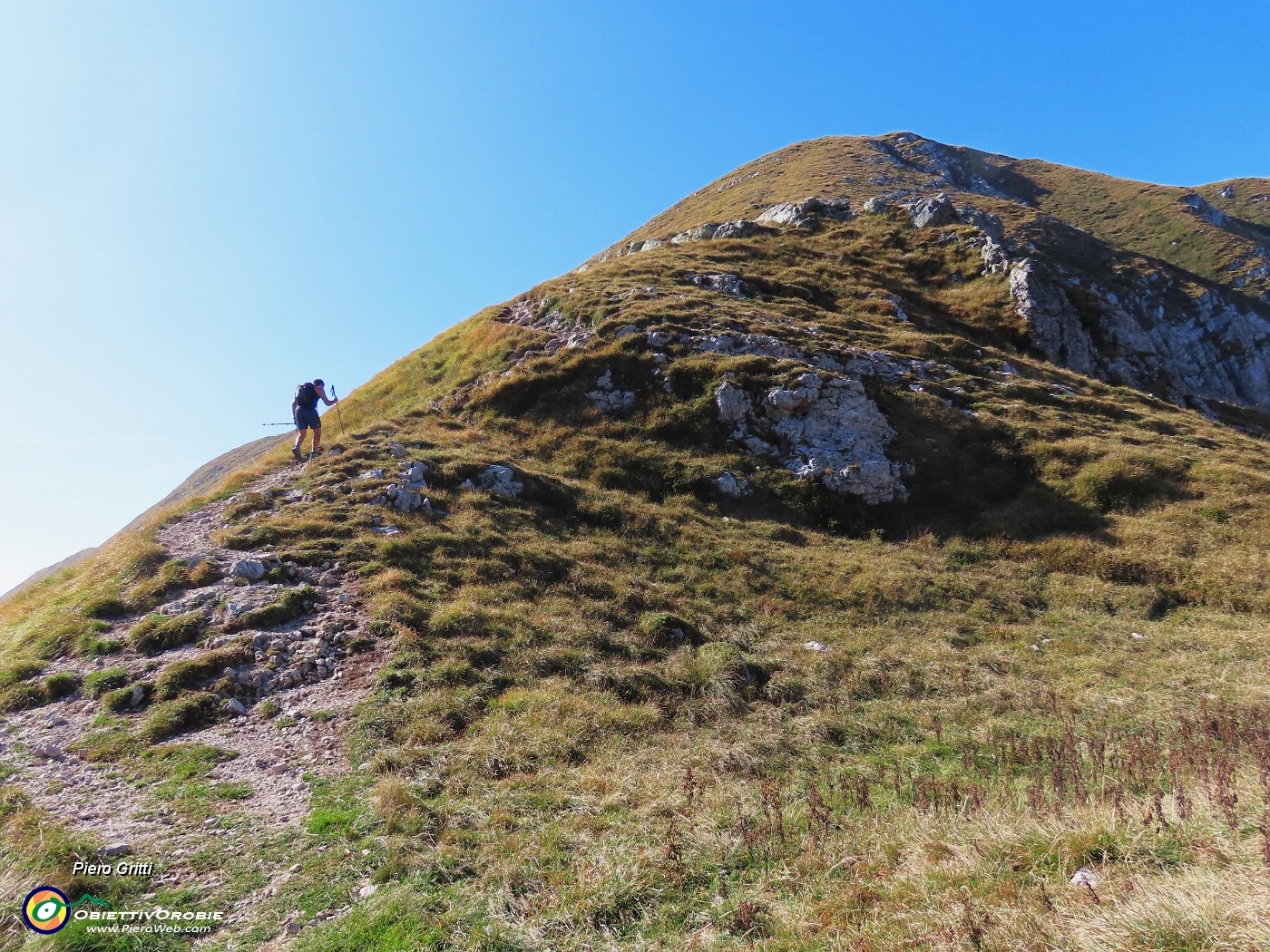 49 Dalla Bocchetta di Grem in ripida salita verso la cima.JPG